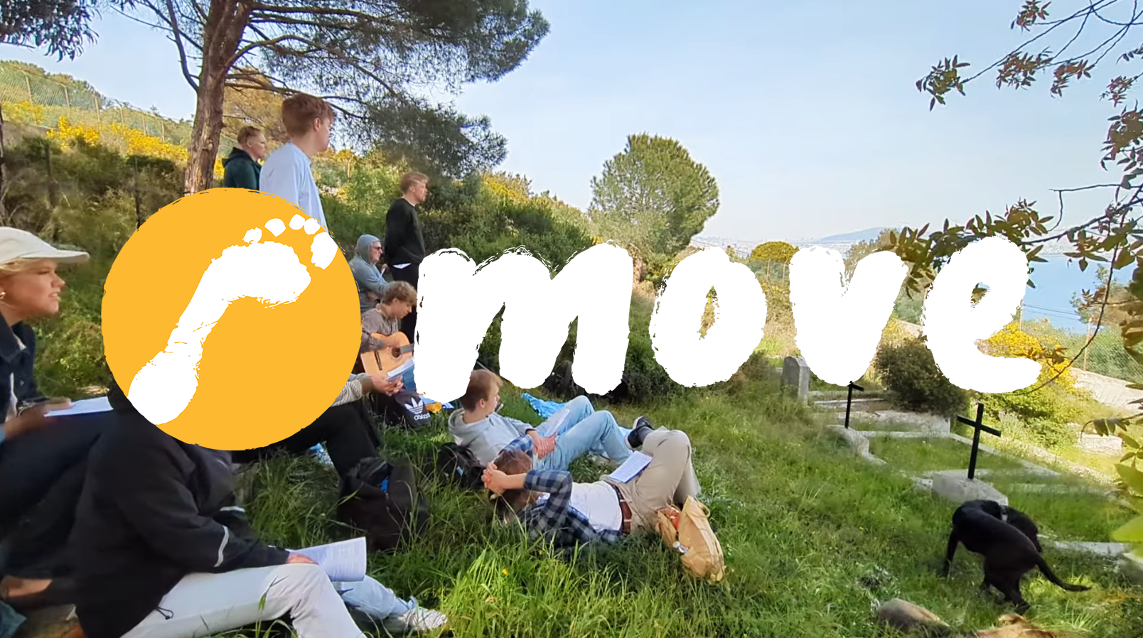 Lovsjungande unga i ett annat land bakom Moves logotyp.